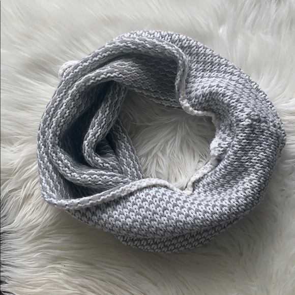 3/$25 GAP Knit Infinity Scarf - Picture 1 of 3